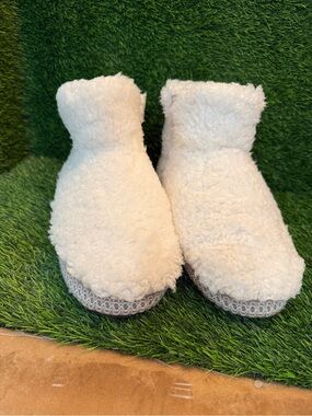 Muk Luks Cream Fuzzy Bootie Slippers size 11